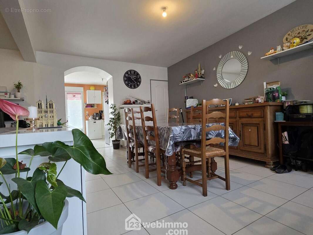 Un coin repas chaleureux, au c½ur de la maison - Maison à REVILLON