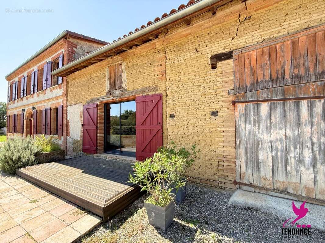 Maison à MONTAIGUT-SUR-SAVE