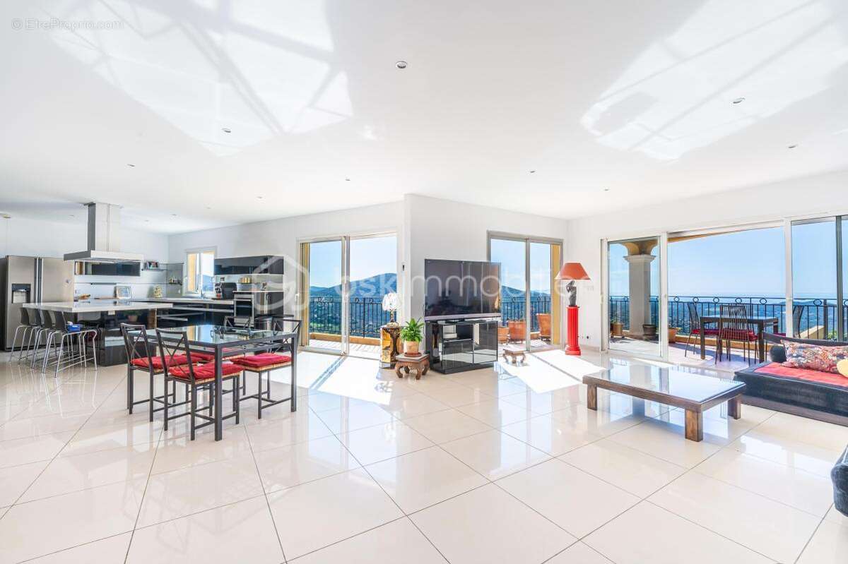 Côte d'azur - Propriété de prestige 230 m² avec piscine à débordement et panorama sur les Îles d'Or - photo 7