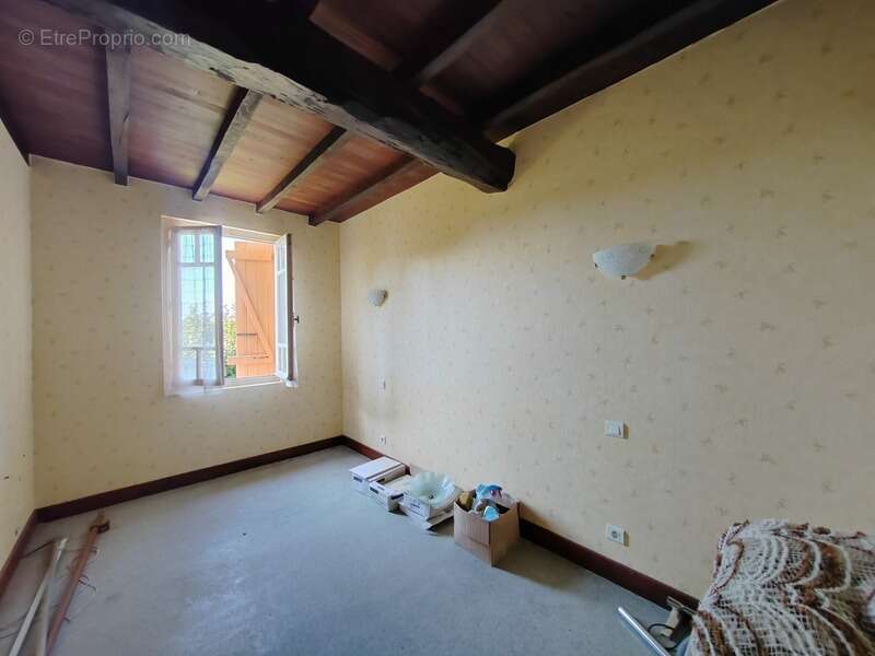 Située à MIRAMONT LATOUR, maison à rénover avec vue panoramique - photo 17