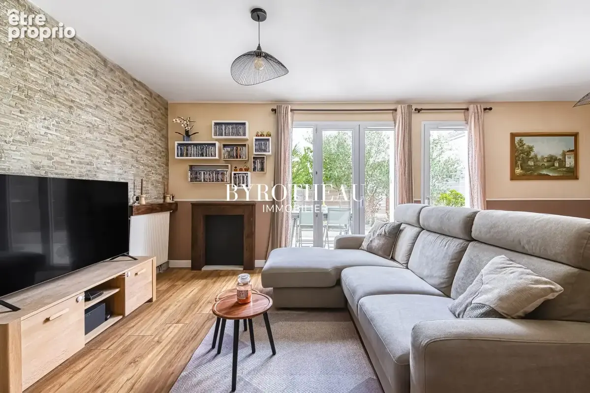 Photo Maison à Montreuil-Juigne au prix de 270 000€