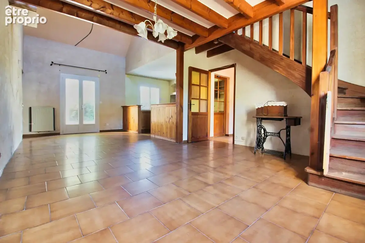 Maison à vendre à Murs-Érigné avec garage et jardin - photo 2
