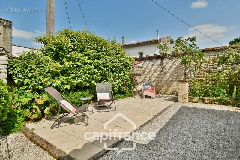 Maison à COURCELLES