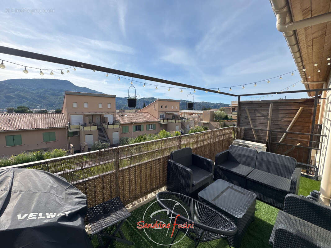 Superbe Appartement 3 pièces au premier et dernier étage avec deux parkings en sous sol. - photo 8