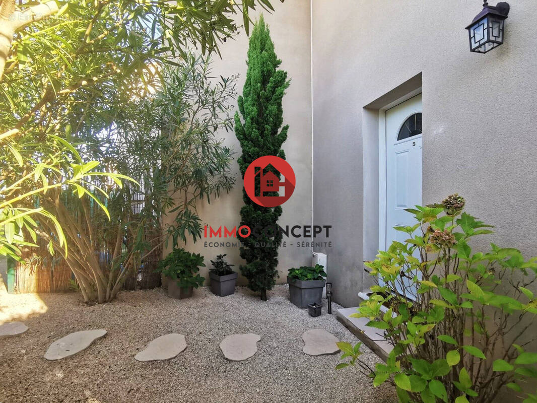 Maison à LAUDUN-L&#039;ARDOISE