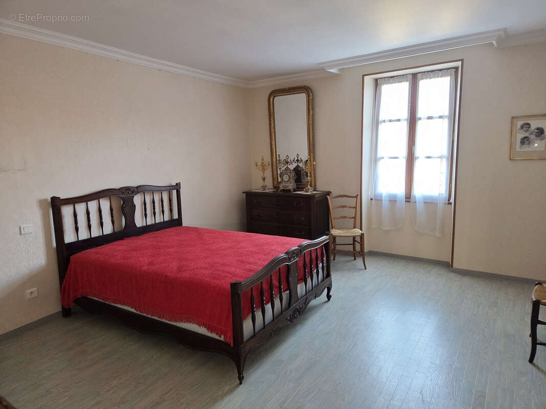 Maison à SALLES-COURBATIES