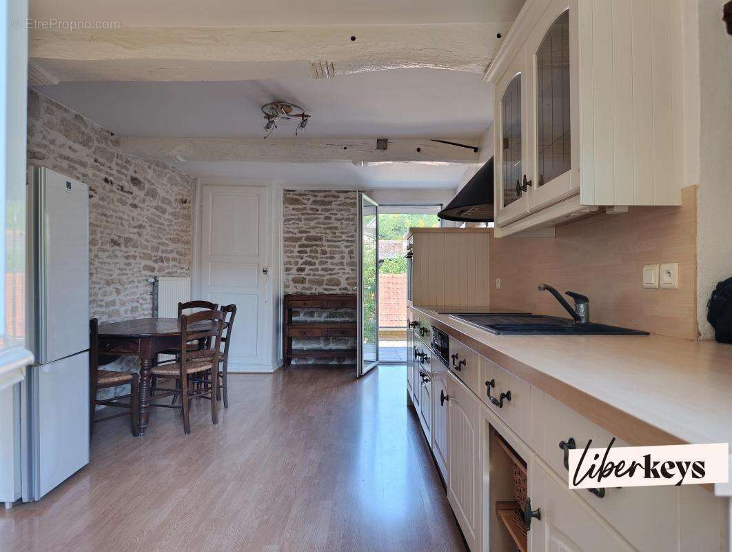 Maison en pierre -124 m² habitables - cour - terrasse - caves - 2/3 chambres - campagne - photo 5