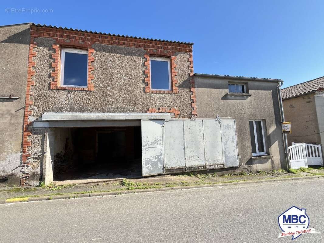 Maison à MONTREVAULT