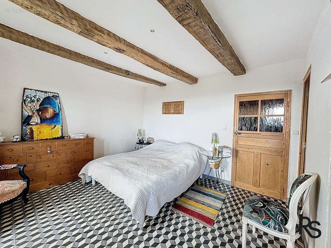 Dans un hameau typique, un ensemble immobilier de 3 maisons avec 8300 m2 de terrain et une vue splendide. - photo 23