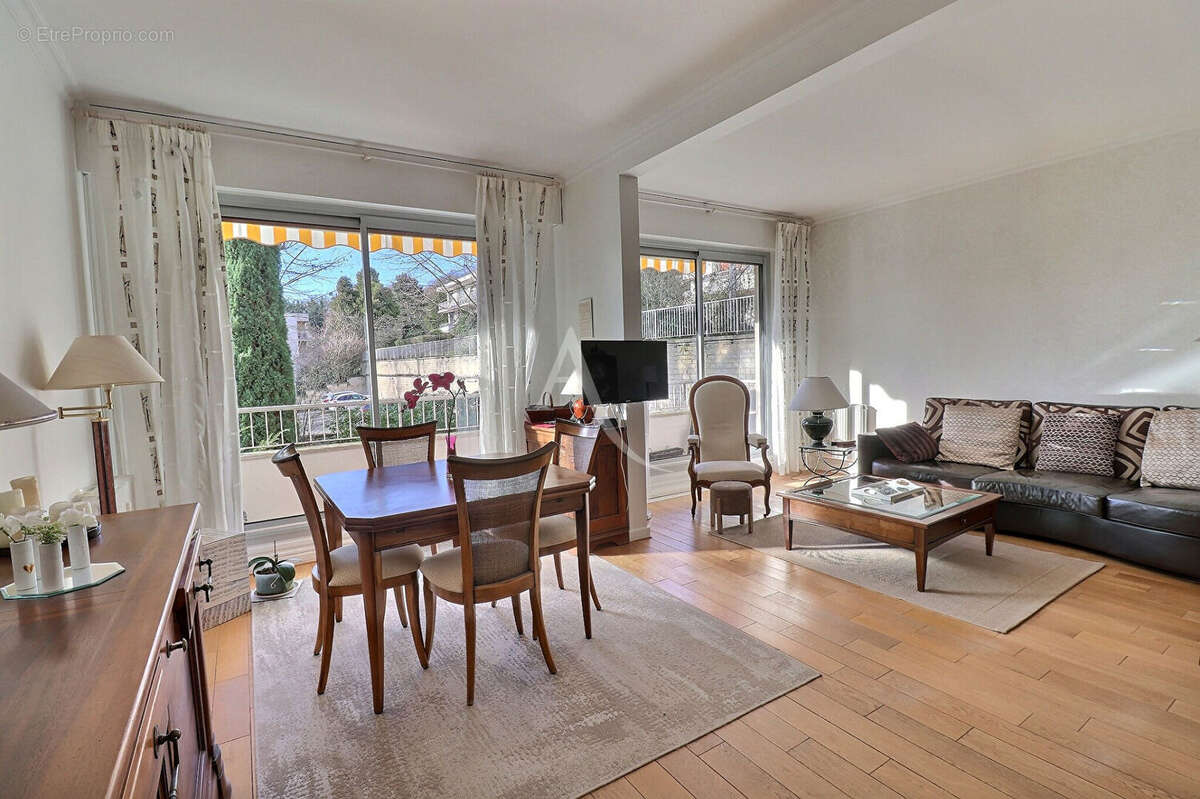 Appartement à LE MESNIL-LE-ROI