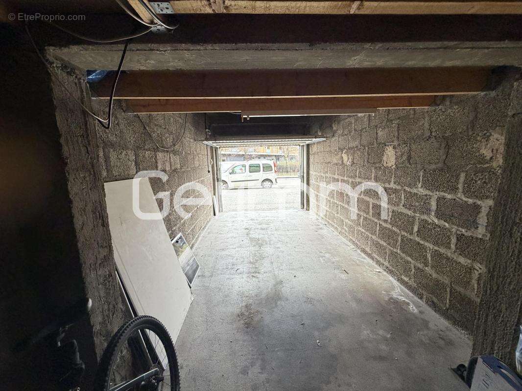 Parking à SAINT-MARTIN-LE-VINOUX