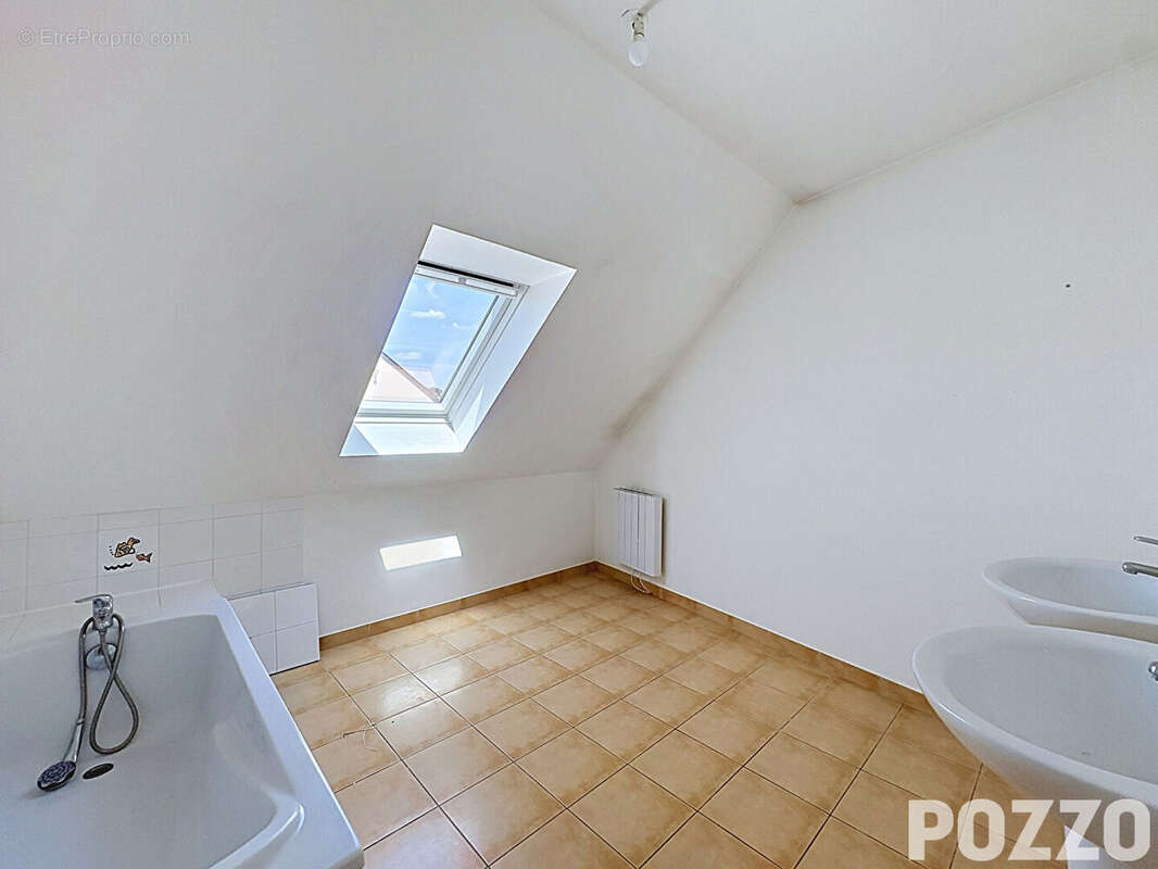 À VENDRE - Maison dans le bourg de Bréhal avec vie de plain-pied ! - photo 13