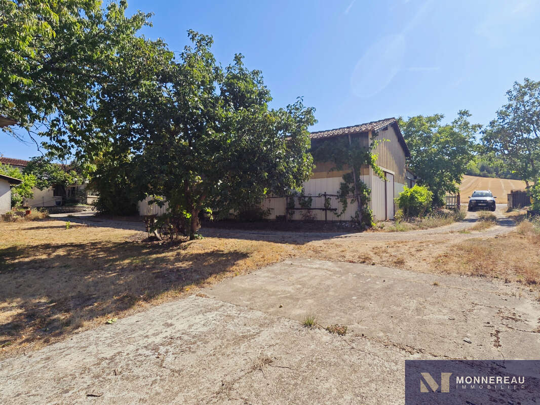 Maison de plain pied avec 500 m2 de dependances - photo 11