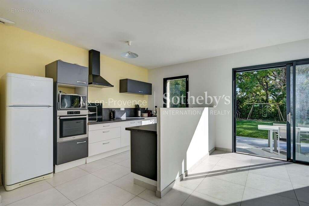 Maison familiale 200 m² sur 2100 m² à vendre à l'ouest d'Aix-en-Provence - photo 15