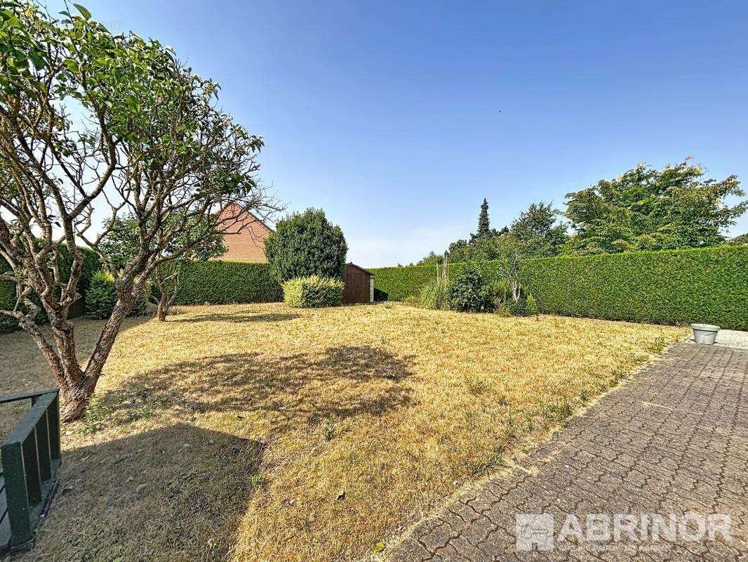 Maison individuelle en briques bâtie sur 697 m² - photo 4