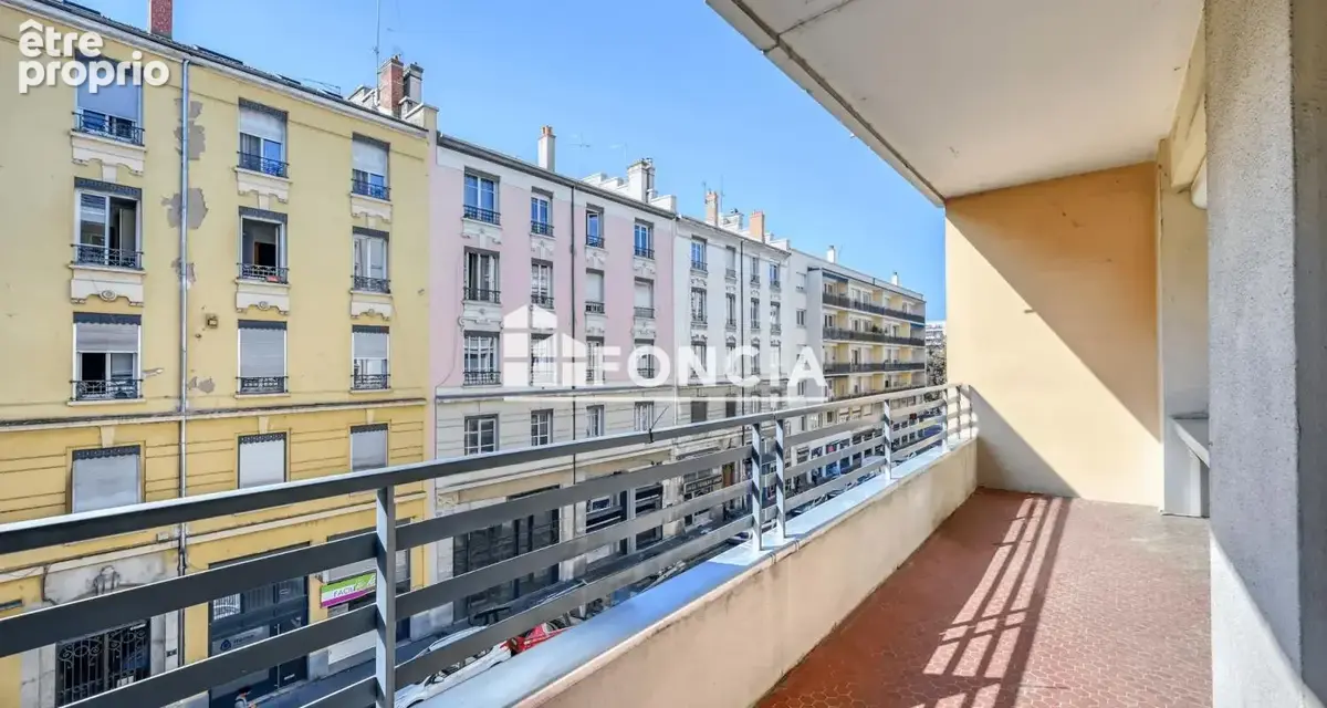 Villeurbanne République Gratte-Ciel -  T4 de 105 m² avec balcon et ascenseur - photo 9