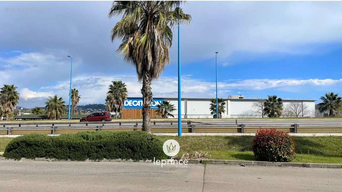 Commerce à MANDELIEU-LA-NAPOULE