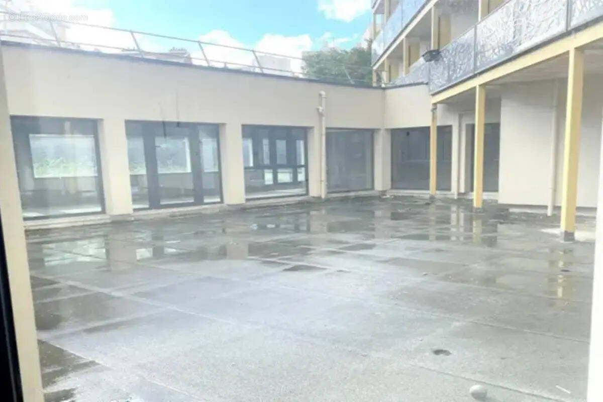 Commerce à COURBEVOIE