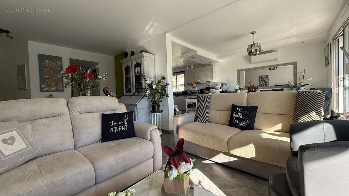 Appartement à vendre 2, 3 pièces FREJUS PLAGE (83) - photo 2
