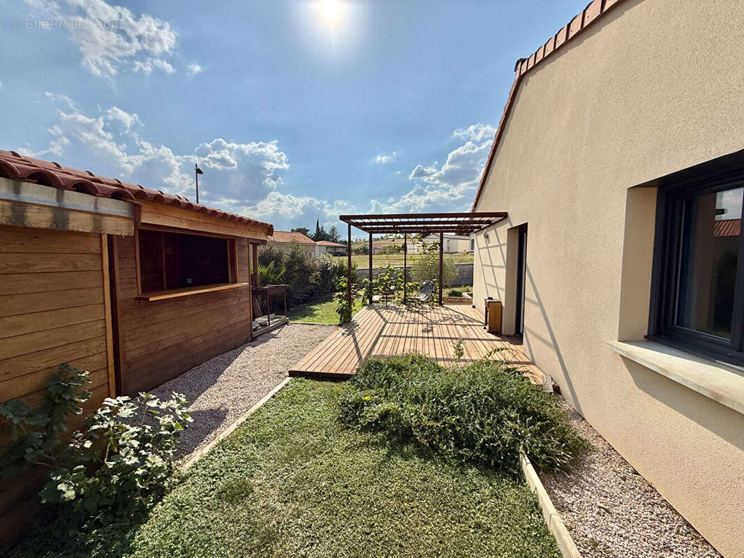 ARTONNE / Villa à vendre de plain-pied de 113 M2 avec garage et annexe extérieur pour réceptions ! - photo 14