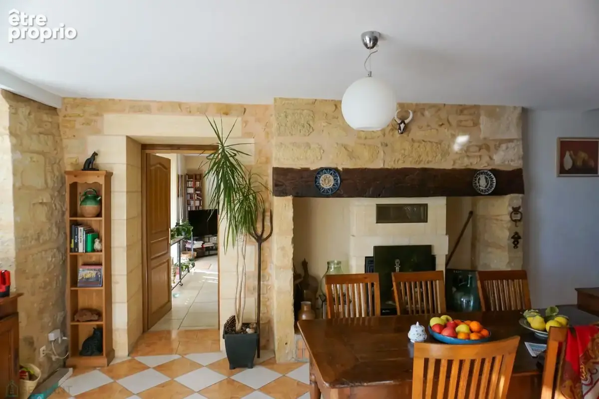 Spacieuse maison en pierre située dans un village historique. - photo 8