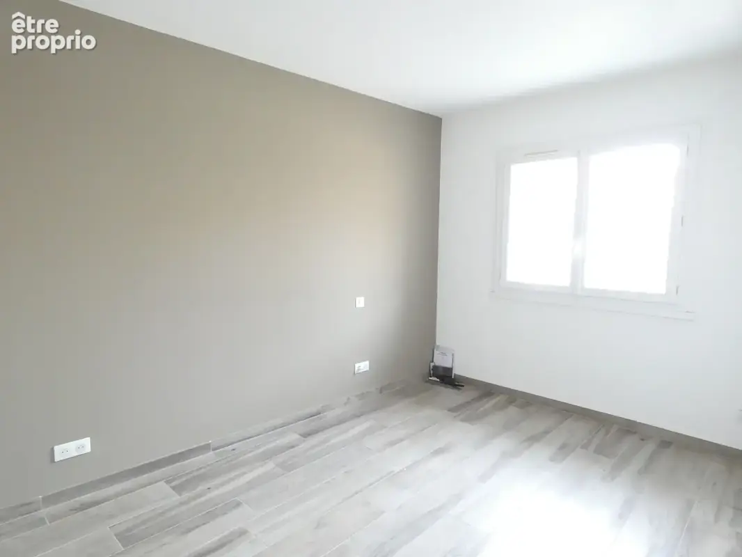 Bagard, centre du village , maison sur trois niveaux avec garage - photo 6