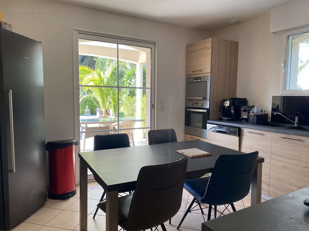 Villa de 180 m² sur une parcelle de 2400 m² avec piscine chauffée et accès direct sur le golf. - photo 10