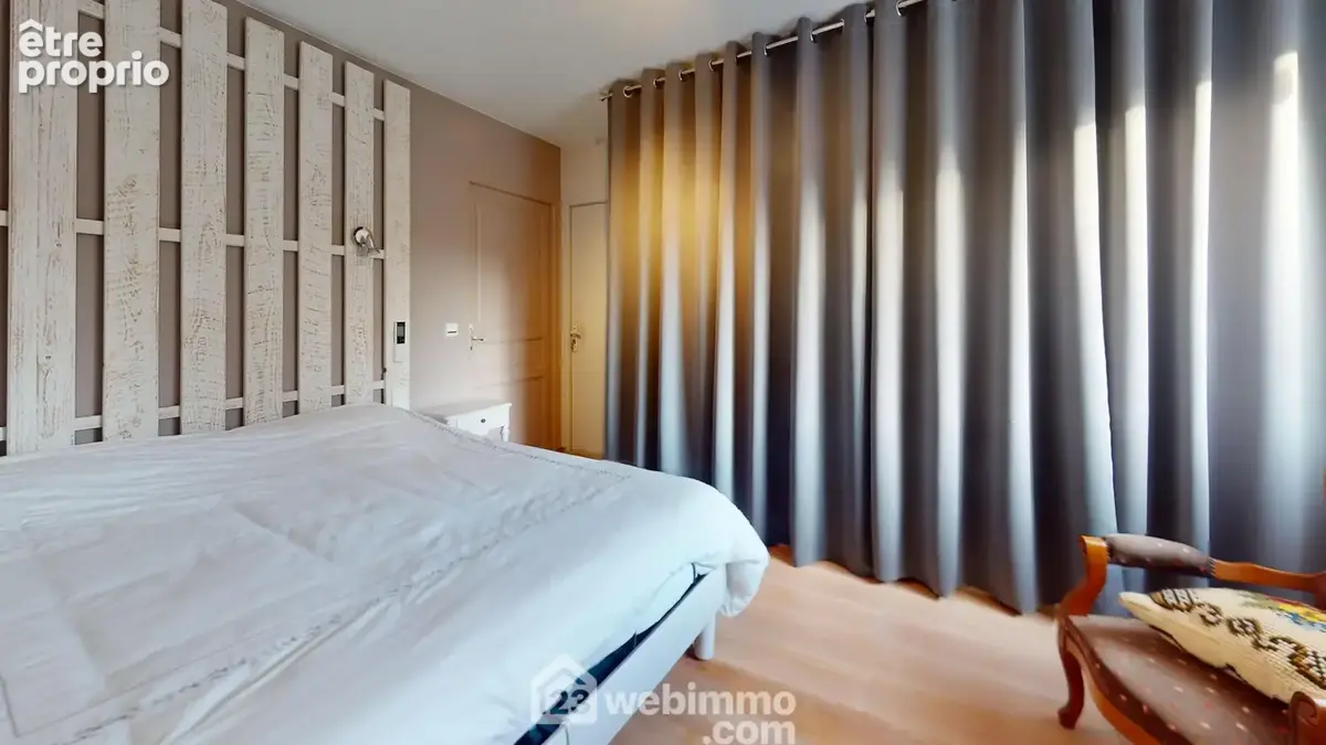Chambre avec dressing avec salle de bain.