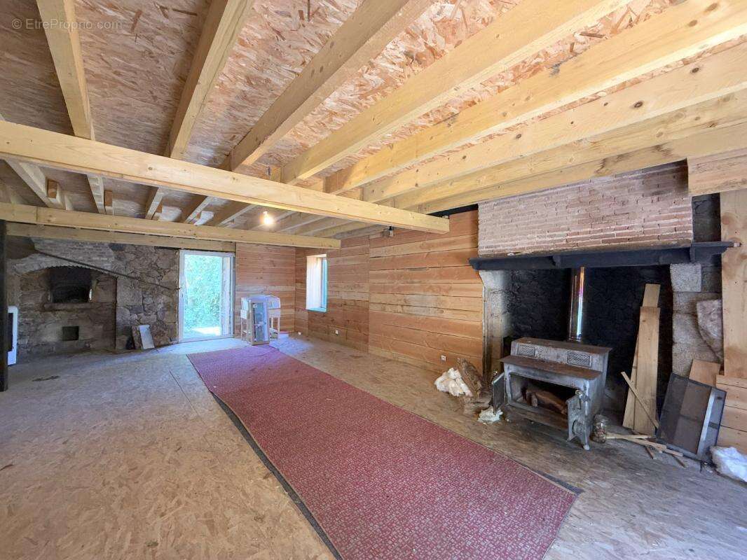 Maison à SAINT-BARTHELEMY-DE-BUSSIERE