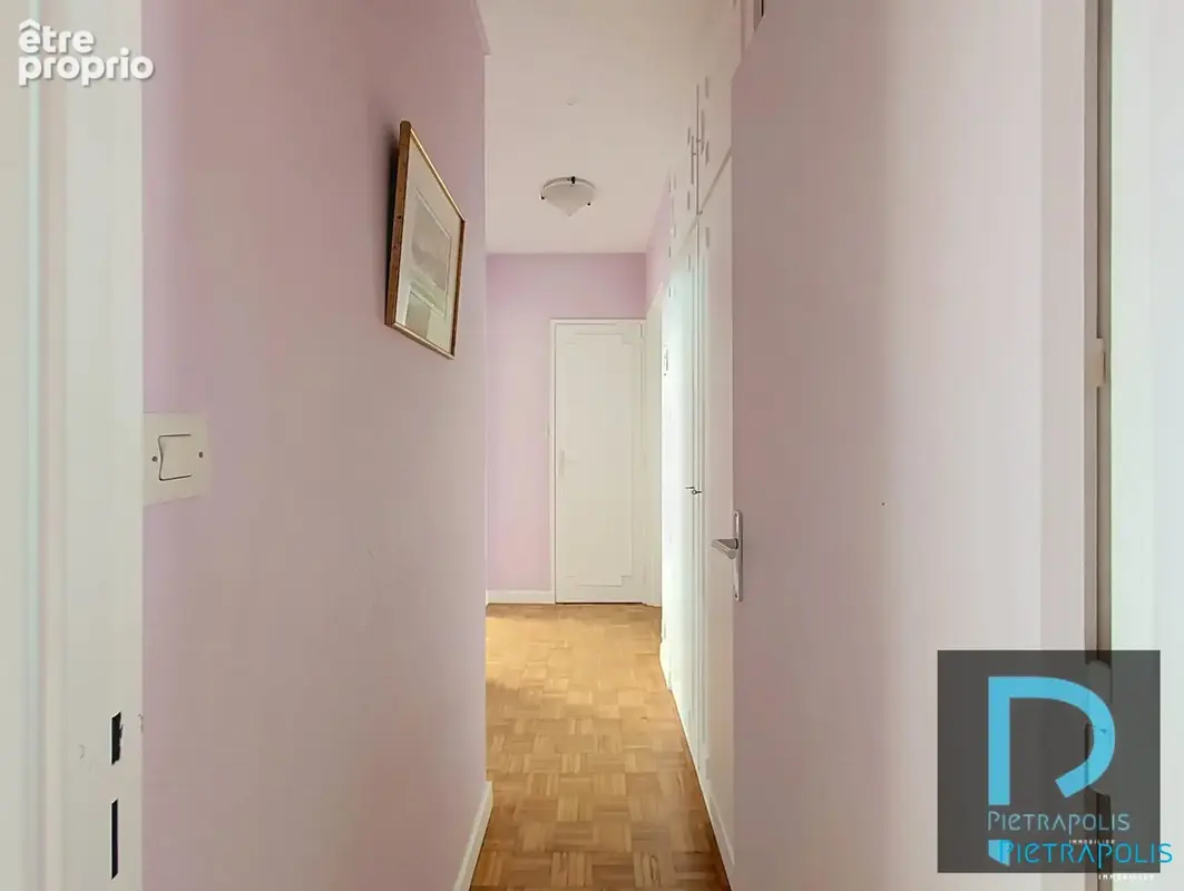 degagement avec placard et rangement