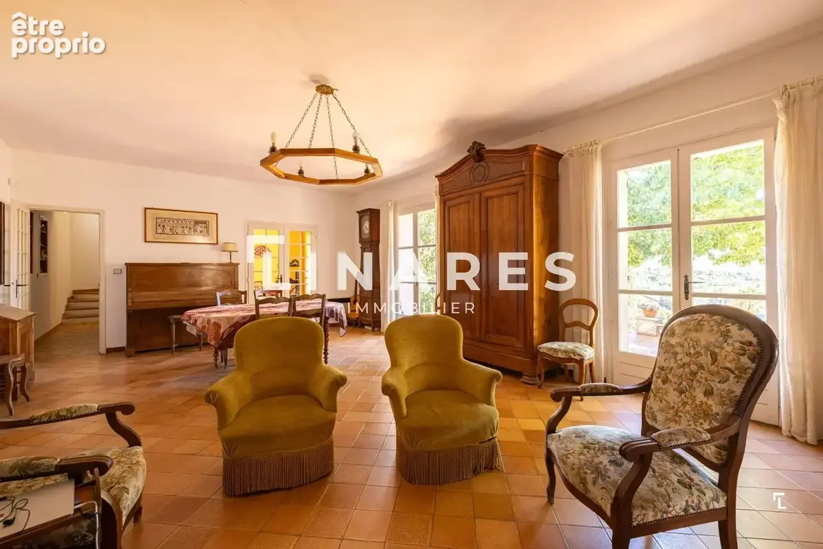 PLEIN SOLEIL - Villa T6 de 206m² - Piscine - Cuisine d'été - Terrain de 3400m² - 13011 LA TREILLE - photo 5
