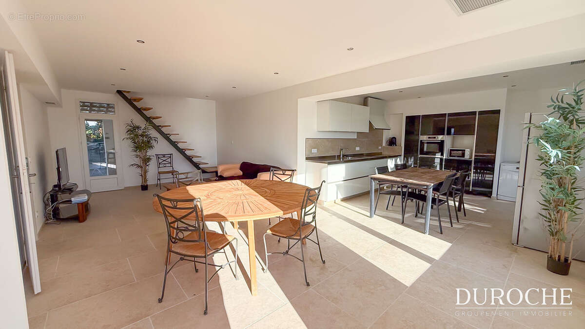 Séguret, Maison restaurée avec vue exceptionnelle   109 m2, piscine, garage et atelier - photo 3
