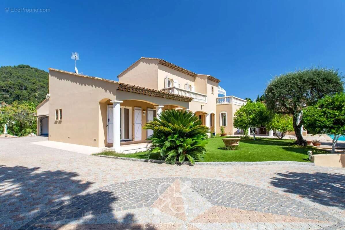 Villefranche-sur-mer - villa - 8 pièces - 200 m² - piscine - terrain de 1 500 m² - terrasses - stationnements - photo 2