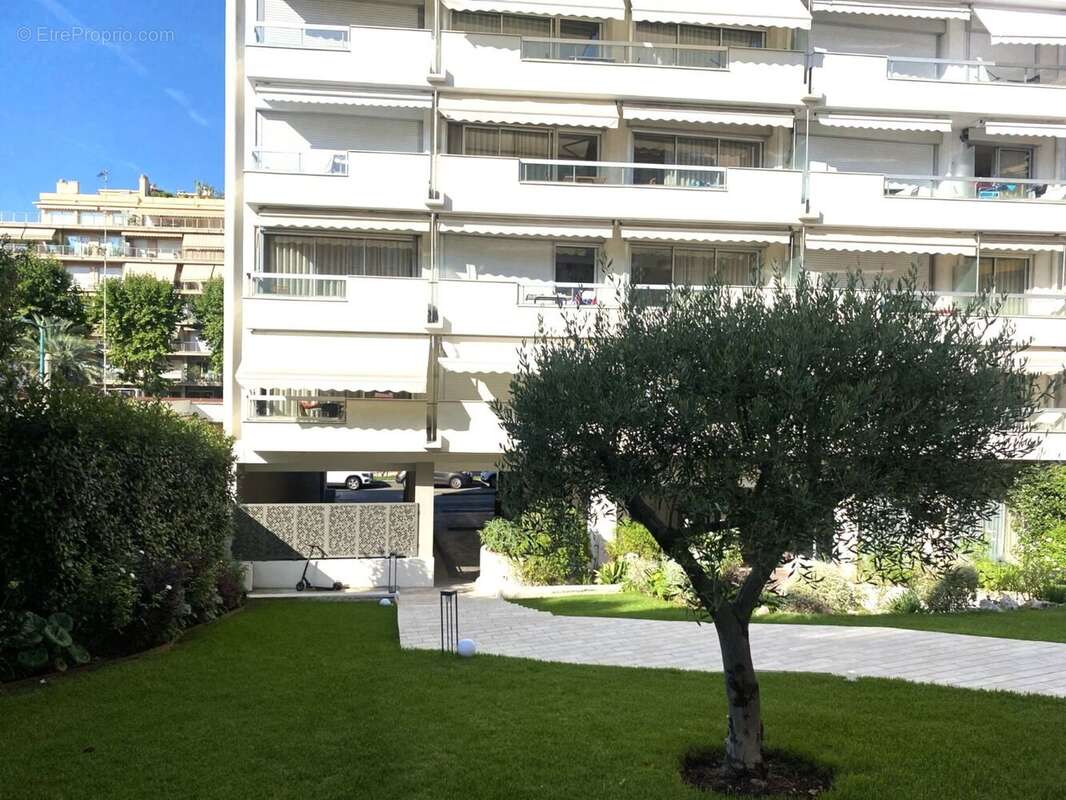 Menton Avenue Boyer/Jardins Bioves  grand studio T1 + terrasse - photo 3