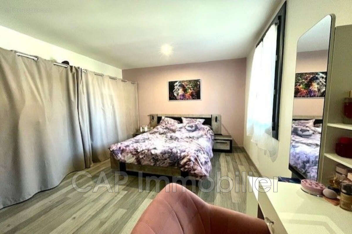 Maison à SAINT-LAURENT-DE-LA-SALANQUE