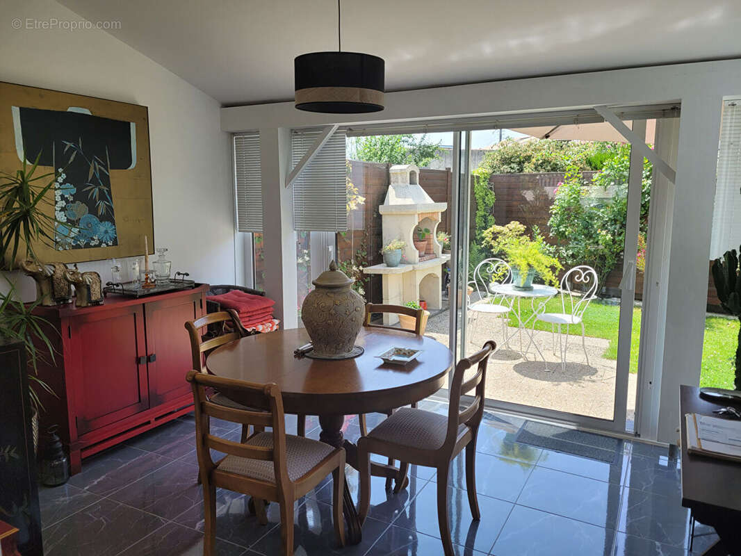 ROCHEFORT secteur gare maison en parfait état de plain pied  avec jardin clos de 367 m² - Garage - photo 13