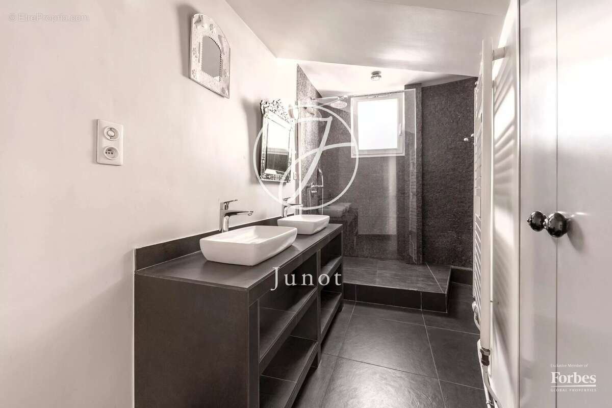 Paris 18e - CLIGNANCOURT - Appartement - 7 pièces - 160,12 m² Carrez - Balcon filant - Vue dégagée, ciel - photo 12