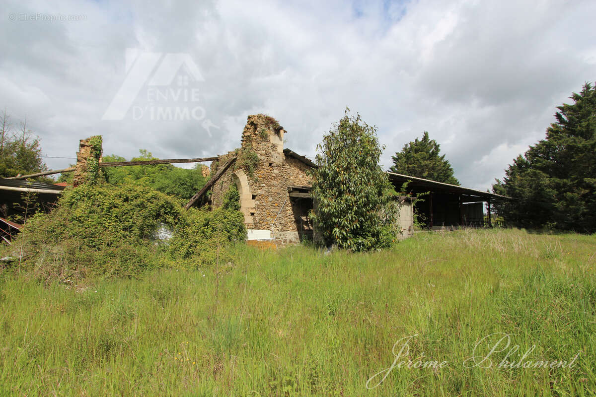 Terrain à SAINT-MARC-LA-LANDE