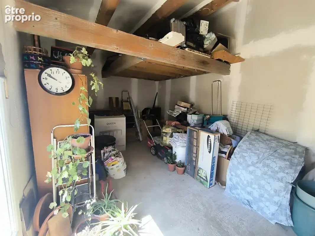 Maison de plain-pied avec jardin arboré, terrasse et dépendance - photo 14