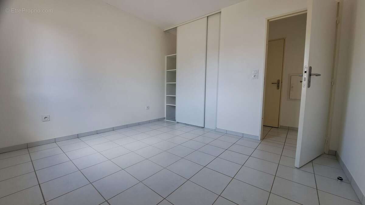 chambre avec placard aménagé