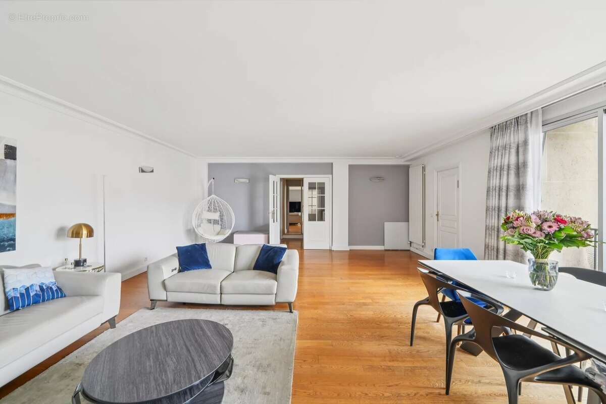 Appartement à PARIS-16E