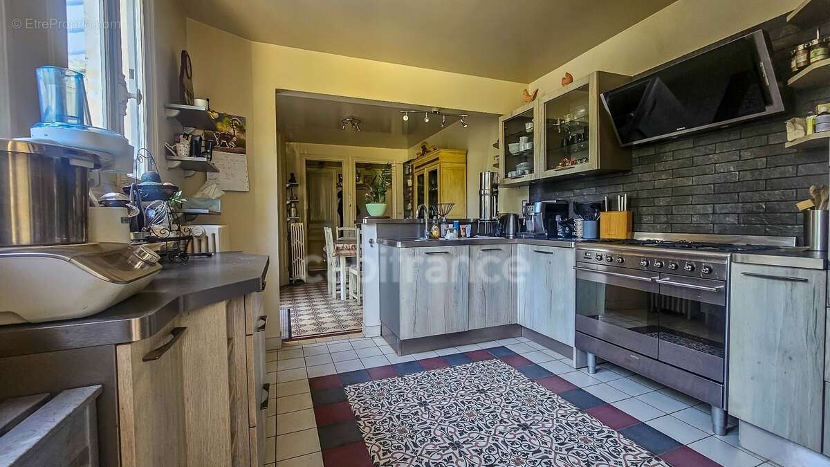 Plein centre ville d' ETAMPES (91) propriété à vendre 13 pièces, avec grand garage, 2 dépendances et terrain clos de 997 m² - photo 6