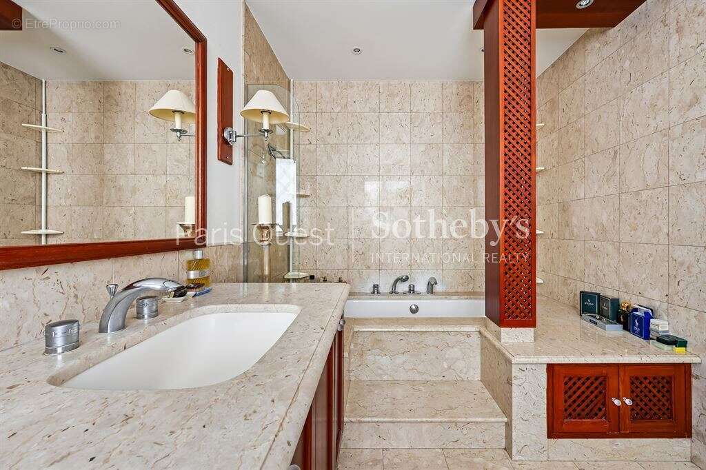 Appartement à NEUILLY-SUR-SEINE