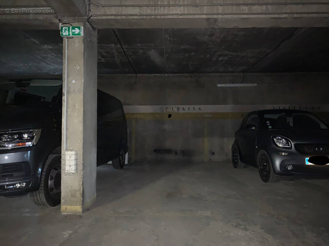 Parking à PARIS-18E