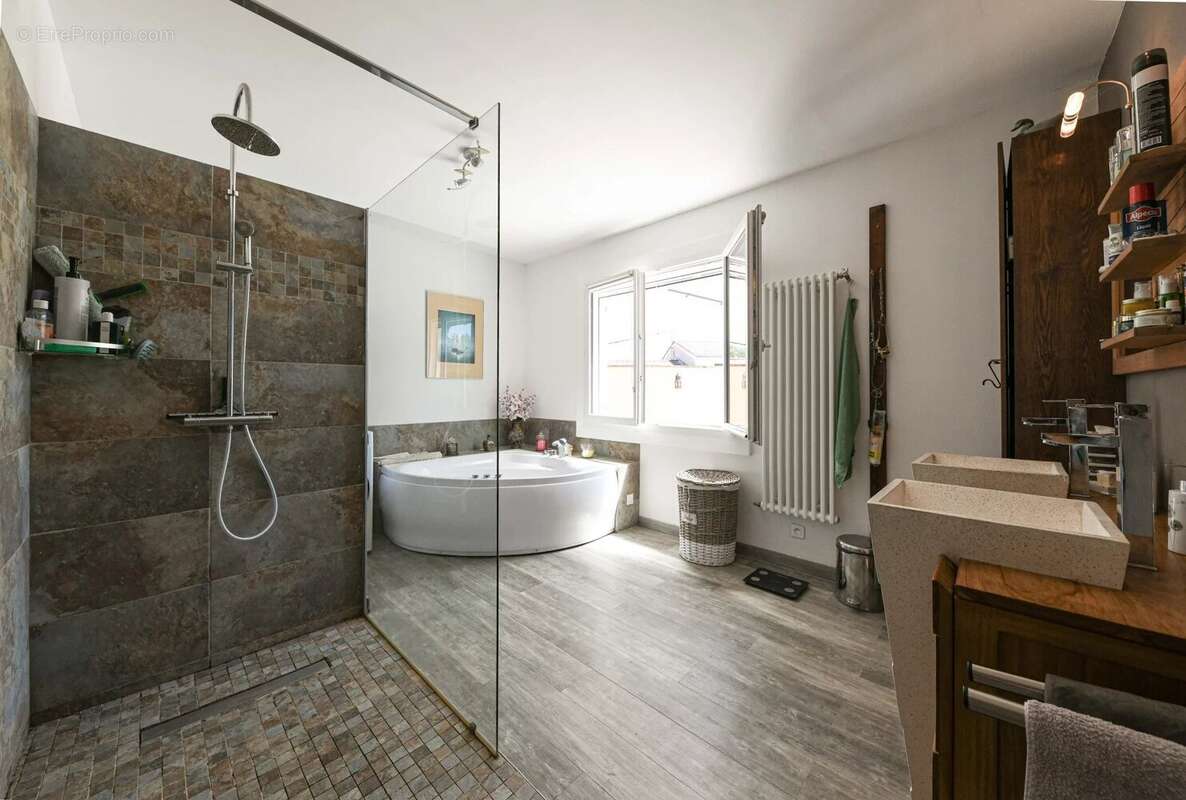 Maison méridionale de plain-pied de 167 m² avec jardin et piscine à 3.5 km du centre d’Uzès - photo 8