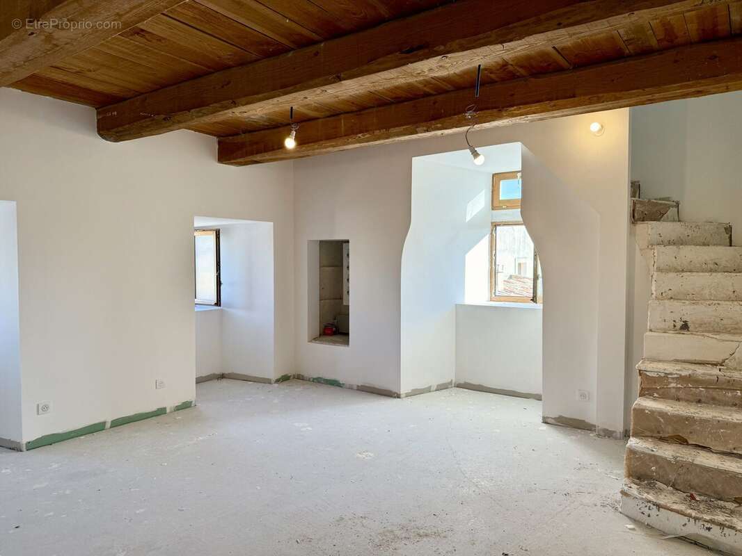 Dickjan POPPEMA vous propose une appartement T4 dans un ancien château - Appartement à SAINT-CHRISTOL