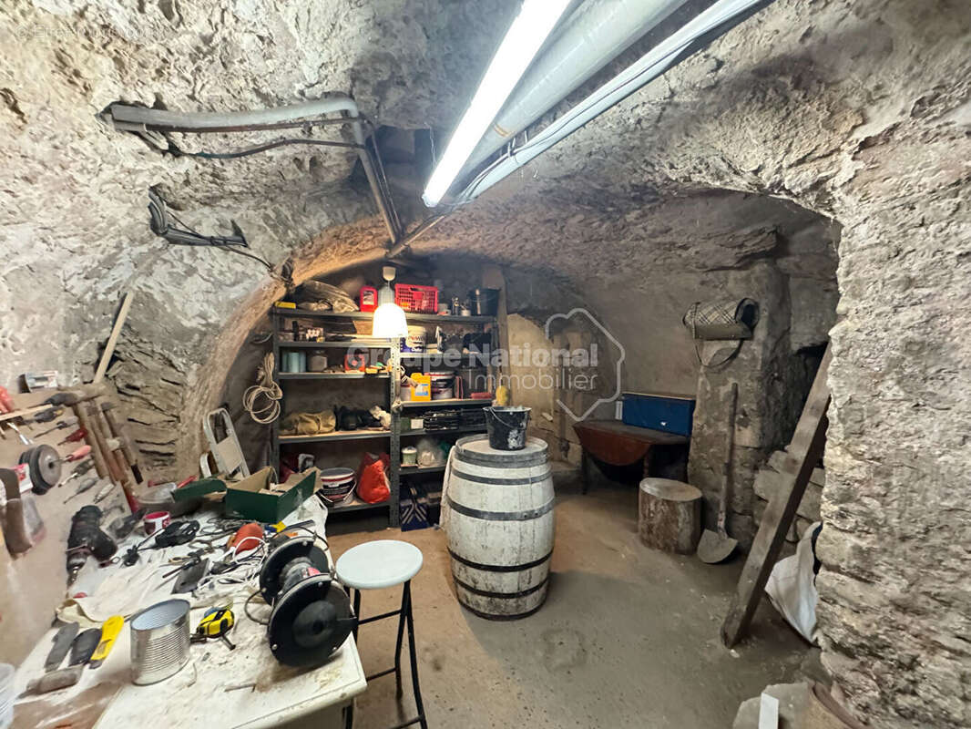 Maison de ville   découpée en 2 logements avec garage et cave - photo 15