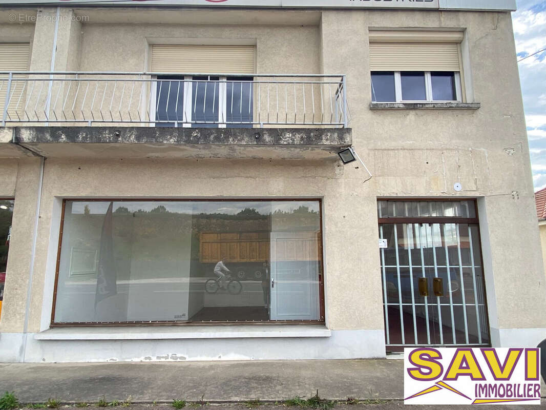 Local commercial 2 - Vitrine - Appartement à CHALETTE-SUR-LOING