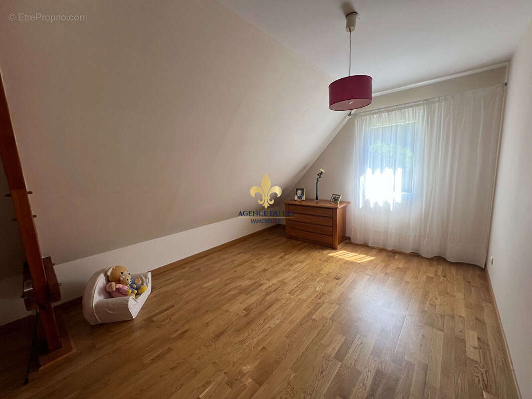 PROCHE CHANTILLY - Maison 5 pièces 138 m² avec jardin et piscine - photo 10