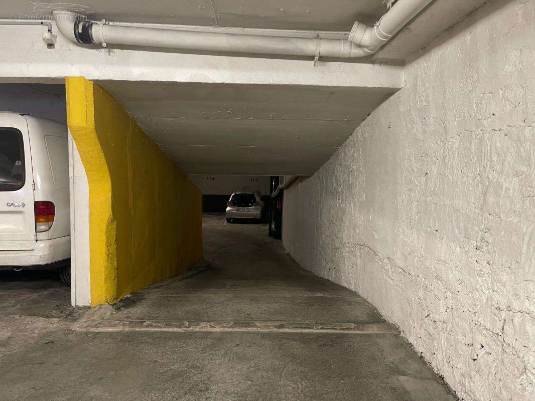 Parking à PARIS-12E